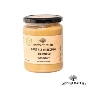 Pasta z orzechów ziemnych crunchy Nasza pasta z orzechów ziemnych crunchy jest w 100% naturalna. Wykonana wyłącznie z prażonych orzeszków ziemnych, bez dodatku cukru, soli, olejów palmowych czy konserwantów. Dzięki temu możesz cieszyć się autentycznym smakiem orzechów bez zbędnych dodatków. Pasta z orzechów ziemnych crunchy to idealne połączenie gładkiej bazy i chrupiących kawałków orzechów. Każda łyżka oferuje wyjątkowe doznania smakowe, łącząc kremową konsystencję z chrupiącymi kawałkami, co sprawia, że jest nieodparta dla miłośników orzechowych przekąsek. Pasta z orzechów arachidowych, znana również jako masło orzechowe, jest wszechstronnym i zdrowym dodatkiem do diety. Oto więcej informacji na temat jej właściwości, korzyści zdrowotnych i zastosowań. Źródło białka: Orzeszki ziemne są doskonałym źródłem roślinnego białka, co czyni je wartościowym składnikiem diety wegetariańskiej i wegańskiej oraz dla osób aktywnych fizycznie. Dzięki wysokiej zawartości białka i zdrowych tłuszczów, pasta z orzechów ziemnych crunchy dostarcza długotrwałej energii. Idealna na śniadanie, jako dodatek do owsianki, smoothie czy kanapki, zapewnia energię niezbędną do rozpoczęcia dnia pełnego wyzwań. Zdrowe tłuszcze: Zawierają zdrowe tłuszcze nienasycone, które są korzystne dla serca i mogą pomóc w obniżeniu poziomu cholesterolu LDL. Błonnik: Wysoka zawartość błonnika wspiera zdrowie układu pokarmowego i pomaga w utrzymaniu uczucia sytości. Witaminy i minerały: Orzeszki ziemne są bogate w witaminy (np. witamina E, witaminy z grupy B) i minerały (np. magnez, potas, fosfor,cynk), które są ważne dla ogólnego zdrowia. Te składniki wspierają zdrowie układu nerwowego, poprawiają metabolizm i pomagają w utrzymaniu zdrowych kości i mięśni. Antyoksydanty: Zawierają antyoksydanty, takie jak resweratrol, które pomagają w ochronie komórek przed uszkodzeniami oksydacyjnymi. Pasta z orzechów ziemnych crunchy to smaczna i zdrowa alternatywa dla tradycyjnych przekąsek. Zaspokaja apetyt na słodycze i chrupiące przekąski, jednocześnie dostarczając wartości odżywczych, które wspierają Twoje zdrowie. Jest to świetna opcja dla osób na różnych dietach – wegetariańskiej, wegańskiej czy keto. Pasta z orzechów ziemnych crunchy jest bezglutenowa i nie zawiera laktozy, co czyni ją bezpiecznym wyborem dla osób z nietolerancjami pokarmowymi. Nie wiesz jakie jest najczęściej zastosowanie pasty z orzechów arachidowych?-nie ma problemu podpowiadamy poniżej: Śniadania: Smarowanie na pieczywo, tosty, naleśniki czy gofry. Dodatek do owsianki, jogurtu lub smoothie. Przekąski: Używanie jako dip do świeżych owoców (np. jabłek, bananów) czy warzyw (np. selera, marchewki). Desery i wypieki: Składnik ciasteczek, ciast, brownie, muffinek i innych wypieków. Dodatek do domowej granoli lub batonów energetycznych. Sosy i marynaty: Podstawa sosu satay do potraw azjatyckich. Dodatek do marynat do mięs lub tofu. DLACZEGO PASTA Z ORZECHÓW ZIEMNYCH? Pasta z orzechów ziemnych jest bogatym źródłem białka, zdrowych tłuszczów, witamin i minerałów. Zawiera również błonnik, który wspiera pracę jelit i reguluje poziom cholesterolu. Ponadto orzechowa pasta jest doskonałym źródłem energii oraz pomaga zwiększyć uczucie sytości. Warto spożywać ją umiarkowanie ze względu na wysoką kaloryczność. Jest produktem wysokobiałkowym W 100% naturalna z prażonych orzechów ziemnych Z drobnymi kawałkami orzechów Warstwa tłuszczu na powierzchni pasty to naturalny proces. Wymieszaj i rozkoszuj się. Składniki: 100% orzechy ziemne prażone. Produkt moze zawierać inne orzechy lub sezam. UZNAJEMY TYLKO NATURALNE PRODUKTY: ⛔️bez glutenu ⛔️bez konserwantów ⛔️bez cukru ⛔️bez soli ⛔️bez oleju palmowego ⛔️bez emulgatorów Wartość odżywcza produktu w 100ml: Wartość energetyczna 2540kJ/613kcal Tłuszcz                                          50,2g W tym tłuszcze nasycone             6,0g Węglowodany                                8,4g Cukry                                              6,7g Błonnik                                            9,7g Białko                                             27,2g Pasta z orzechów ziemnych crunchy