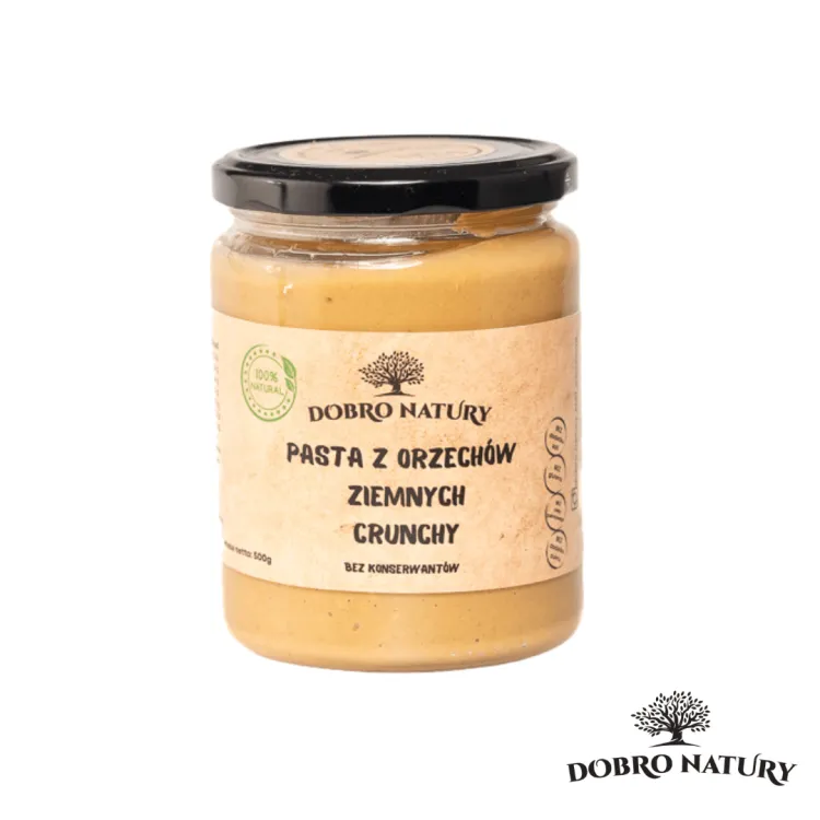 Pasta z orzechów ziemnych crunchy Nasza pasta z orzechów ziemnych crunchy jest w 100% naturalna. Wykonana wyłącznie z prażonych orzeszków ziemnych, bez dodatku cukru, soli, olejów palmowych czy konserwantów. Dzięki temu możesz cieszyć się autentycznym smakiem orzechów bez zbędnych dodatków. Pasta z orzechów ziemnych crunchy to idealne połączenie gładkiej bazy i chrupiących kawałków orzechów. Każda łyżka oferuje wyjątkowe doznania smakowe, łącząc kremową konsystencję z chrupiącymi kawałkami, co sprawia, że jest nieodparta dla miłośników orzechowych przekąsek. Pasta z orzechów arachidowych, znana również jako masło orzechowe, jest wszechstronnym i zdrowym dodatkiem do diety. Oto więcej informacji na temat jej właściwości, korzyści zdrowotnych i zastosowań. Źródło białka: Orzeszki ziemne są doskonałym źródłem roślinnego białka, co czyni je wartościowym składnikiem diety wegetariańskiej i wegańskiej oraz dla osób aktywnych fizycznie. Dzięki wysokiej zawartości białka i zdrowych tłuszczów, pasta z orzechów ziemnych crunchy dostarcza długotrwałej energii. Idealna na śniadanie, jako dodatek do owsianki, smoothie czy kanapki, zapewnia energię niezbędną do rozpoczęcia dnia pełnego wyzwań. Zdrowe tłuszcze: Zawierają zdrowe tłuszcze nienasycone, które są korzystne dla serca i mogą pomóc w obniżeniu poziomu cholesterolu LDL. Błonnik: Wysoka zawartość błonnika wspiera zdrowie układu pokarmowego i pomaga w utrzymaniu uczucia sytości. Witaminy i minerały: Orzeszki ziemne są bogate w witaminy (np. witamina E, witaminy z grupy B) i minerały (np. magnez, potas, fosfor,cynk), które są ważne dla ogólnego zdrowia. Te składniki wspierają zdrowie układu nerwowego, poprawiają metabolizm i pomagają w utrzymaniu zdrowych kości i mięśni. Antyoksydanty: Zawierają antyoksydanty, takie jak resweratrol, które pomagają w ochronie komórek przed uszkodzeniami oksydacyjnymi. Pasta z orzechów ziemnych crunchy to smaczna i zdrowa alternatywa dla tradycyjnych przekąsek. Zaspokaja apetyt na słodycze i chrupiące przekąski, jednocześnie dostarczając wartości odżywczych, które wspierają Twoje zdrowie. Jest to świetna opcja dla osób na różnych dietach – wegetariańskiej, wegańskiej czy keto. Pasta z orzechów ziemnych crunchy jest bezglutenowa i nie zawiera laktozy, co czyni ją bezpiecznym wyborem dla osób z nietolerancjami pokarmowymi. Nie wiesz jakie jest najczęściej zastosowanie pasty z orzechów arachidowych?-nie ma problemu podpowiadamy poniżej: Śniadania: Smarowanie na pieczywo, tosty, naleśniki czy gofry. Dodatek do owsianki, jogurtu lub smoothie. Przekąski: Używanie jako dip do świeżych owoców (np. jabłek, bananów) czy warzyw (np. selera, marchewki). Desery i wypieki: Składnik ciasteczek, ciast, brownie, muffinek i innych wypieków. Dodatek do domowej granoli lub batonów energetycznych. Sosy i marynaty: Podstawa sosu satay do potraw azjatyckich. Dodatek do marynat do mięs lub tofu. DLACZEGO PASTA Z ORZECHÓW ZIEMNYCH? Pasta z orzechów ziemnych jest bogatym źródłem białka, zdrowych tłuszczów, witamin i minerałów. Zawiera również błonnik, który wspiera pracę jelit i reguluje poziom cholesterolu. Ponadto orzechowa pasta jest doskonałym źródłem energii oraz pomaga zwiększyć uczucie sytości. Warto spożywać ją umiarkowanie ze względu na wysoką kaloryczność. Jest produktem wysokobiałkowym W 100% naturalna z prażonych orzechów ziemnych Z drobnymi kawałkami orzechów Warstwa tłuszczu na powierzchni pasty to naturalny proces. Wymieszaj i rozkoszuj się. Składniki: 100% orzechy ziemne prażone. Produkt moze zawierać inne orzechy lub sezam. UZNAJEMY TYLKO NATURALNE PRODUKTY: ⛔️bez glutenu ⛔️bez konserwantów ⛔️bez cukru ⛔️bez soli ⛔️bez oleju palmowego ⛔️bez emulgatorów Wartość odżywcza produktu w 100ml: Wartość energetyczna 2540kJ/613kcal Tłuszcz                                          50,2g W tym tłuszcze nasycone             6,0g Węglowodany                                8,4g Cukry                                              6,7g Błonnik                                            9,7g Białko                                             27,2g Pasta z orzechów ziemnych crunchy